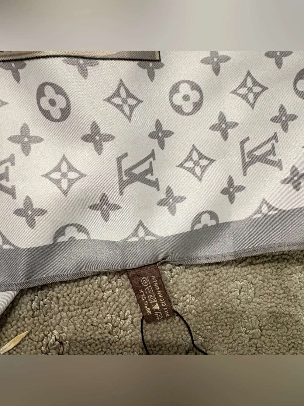 My Neverfull Shawl 35x35 inch luxury vibes Silky scarf LOUIS VUlTTON‼️LAST ONE